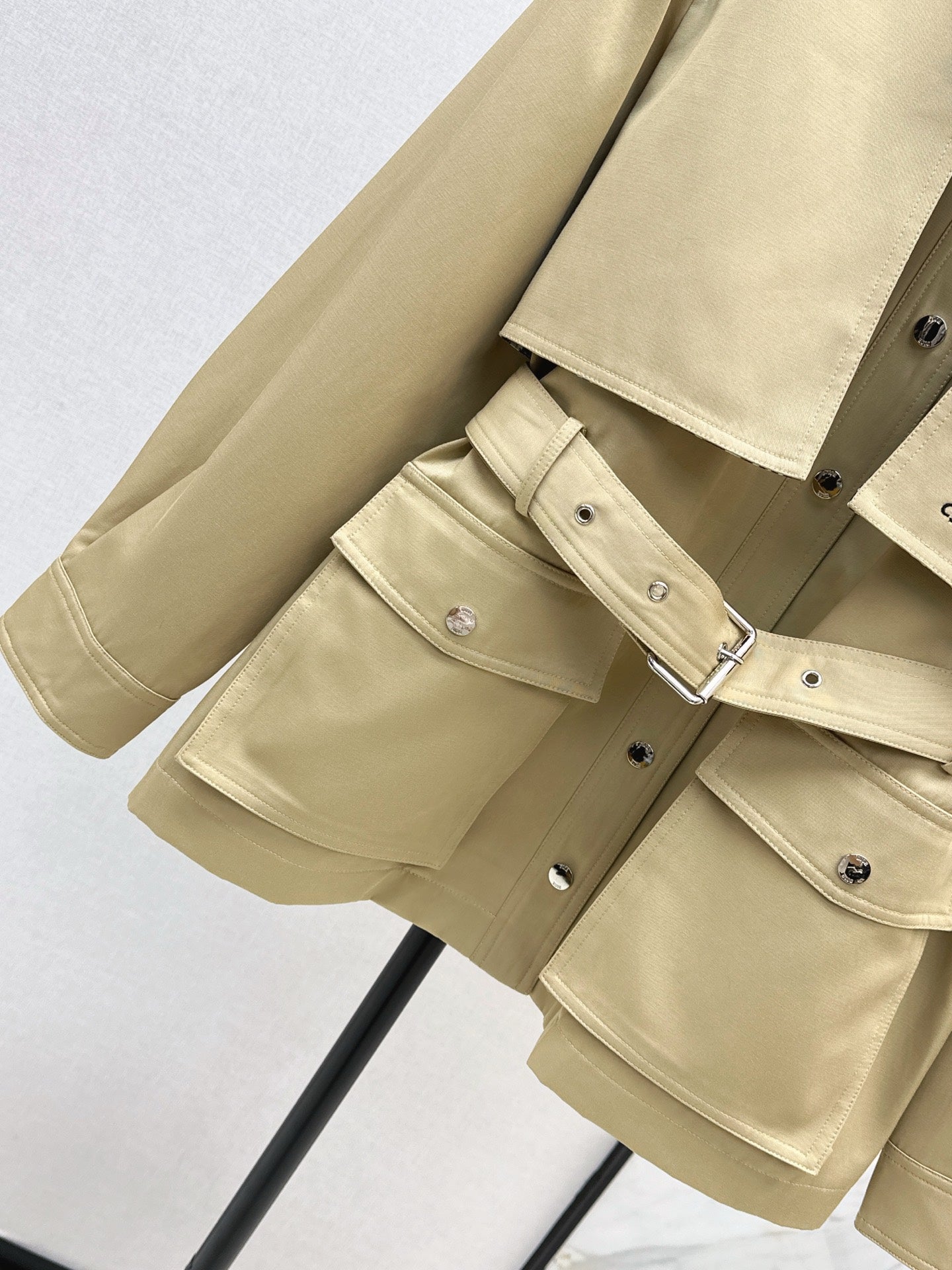 Di 25 Embroidered bee waist cinching jacket(KHAKI/NAVY)