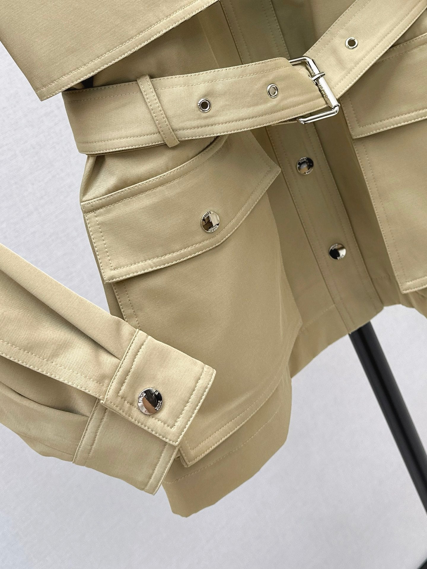Di 25 Embroidered bee waist cinching jacket(KHAKI/NAVY)