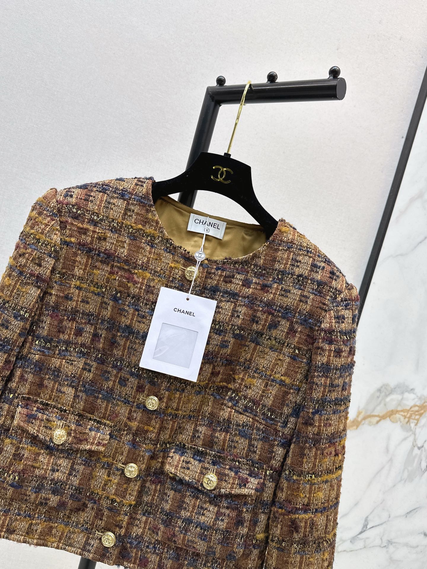 C 25 New woven jacket with border design