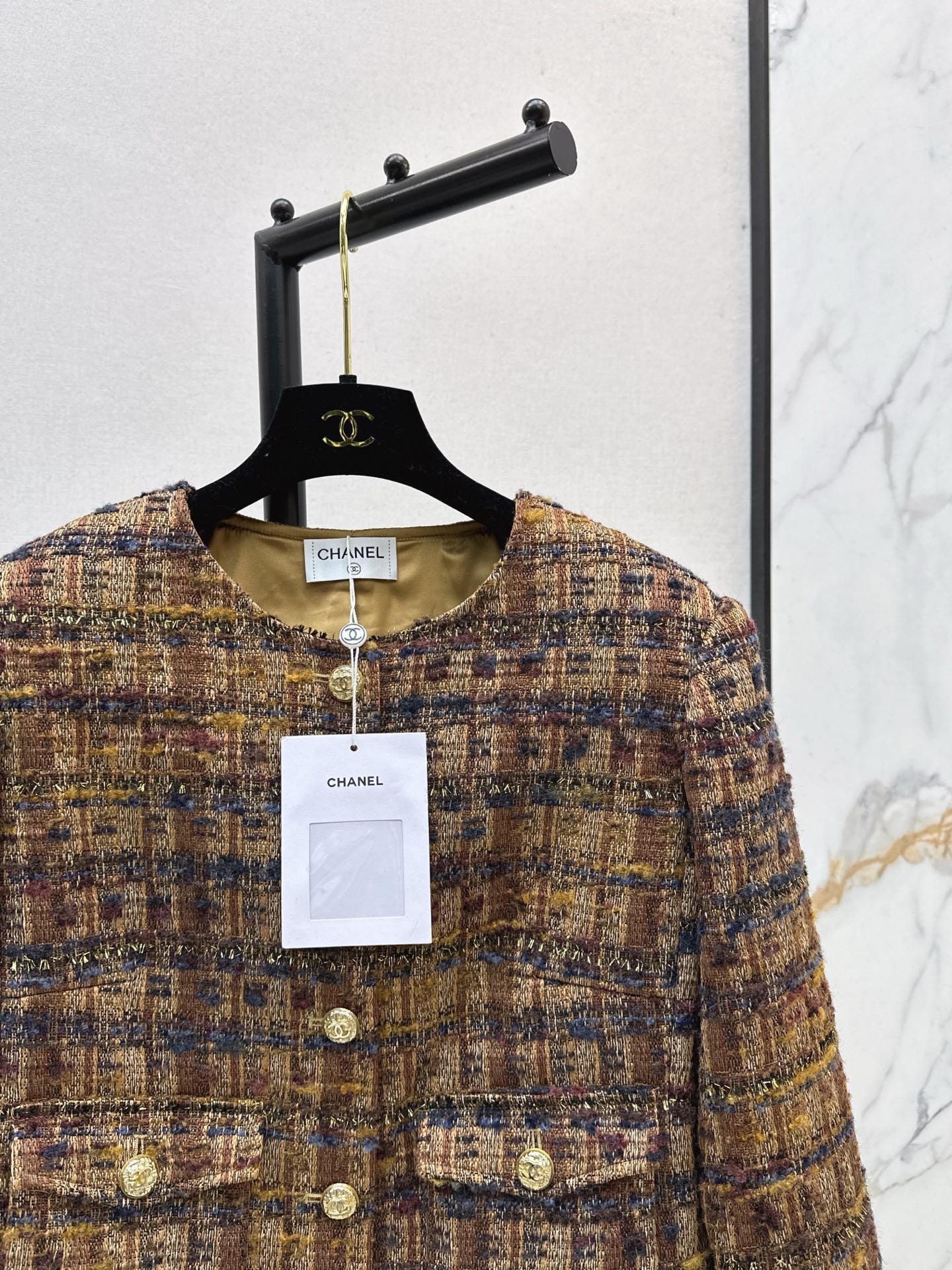 C 25 New woven jacket with border design