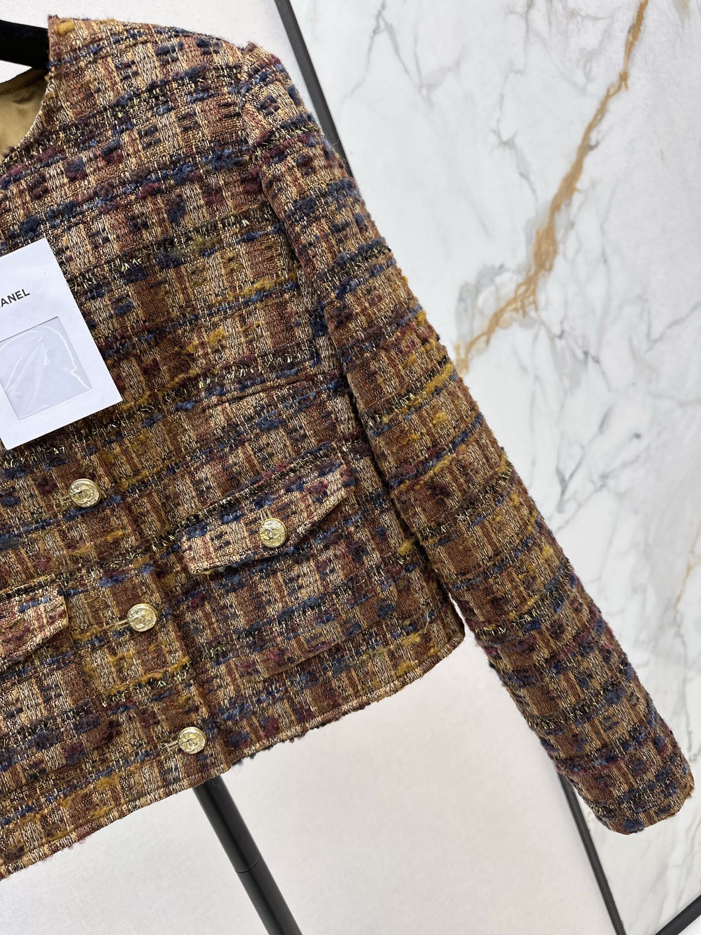 C 25 New woven jacket with border design