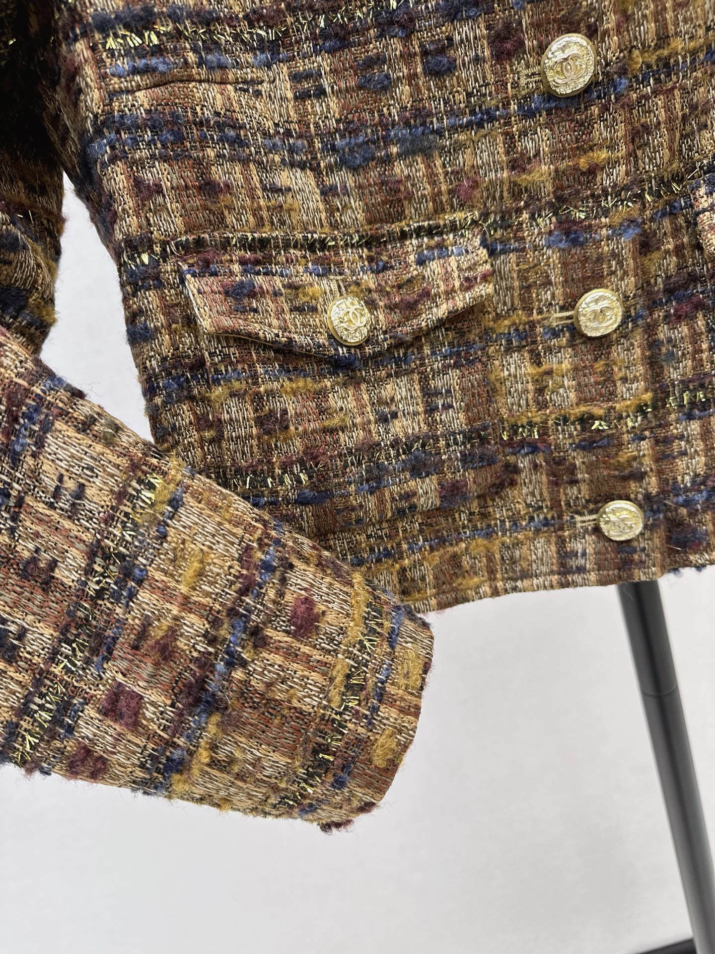 C 25 New woven jacket with border design