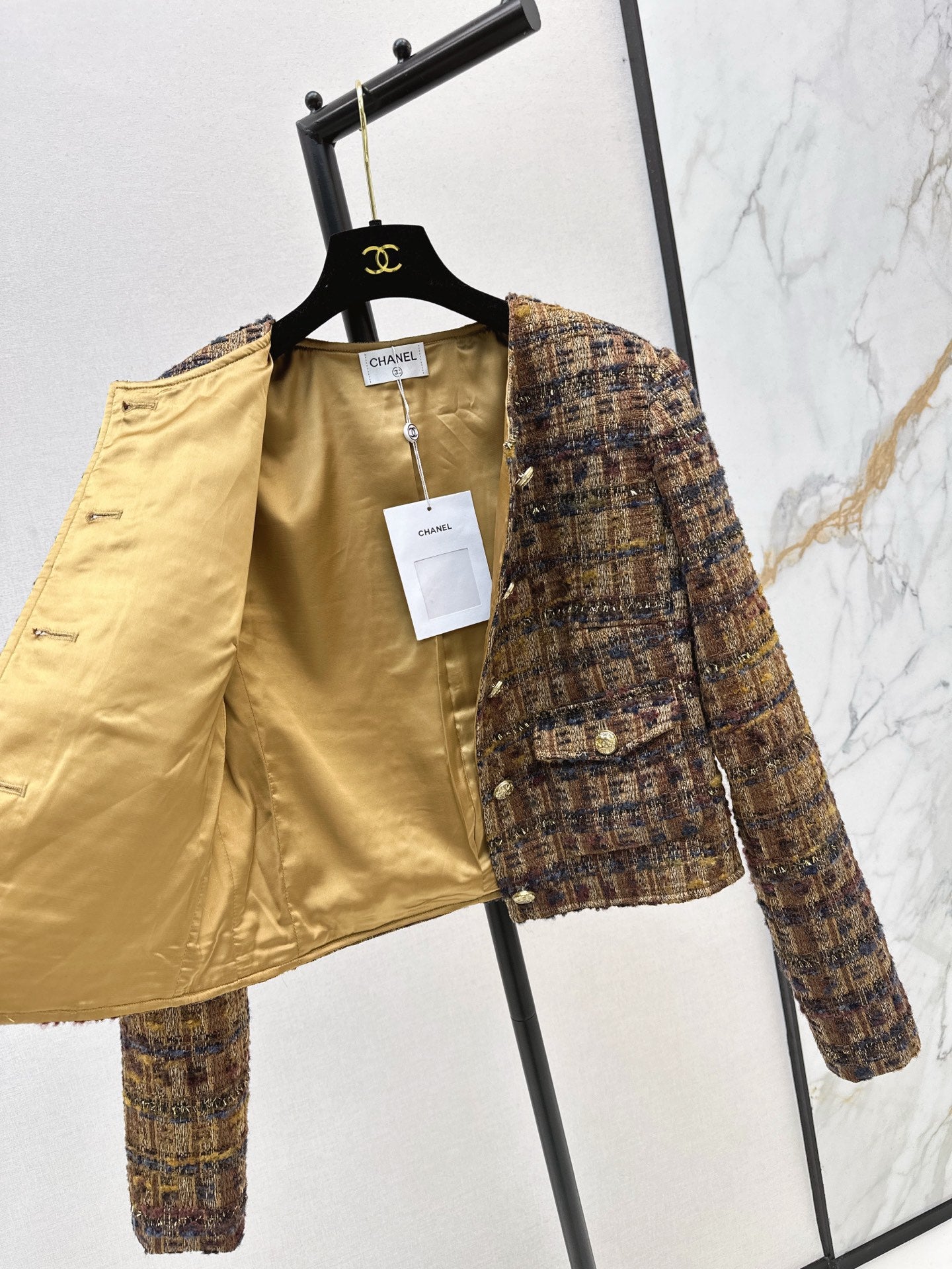 C 25 New woven jacket with border design