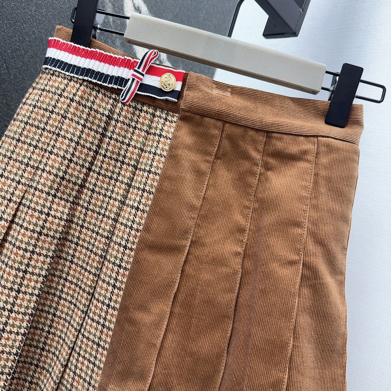 Th 25 Plaid pleated skirt