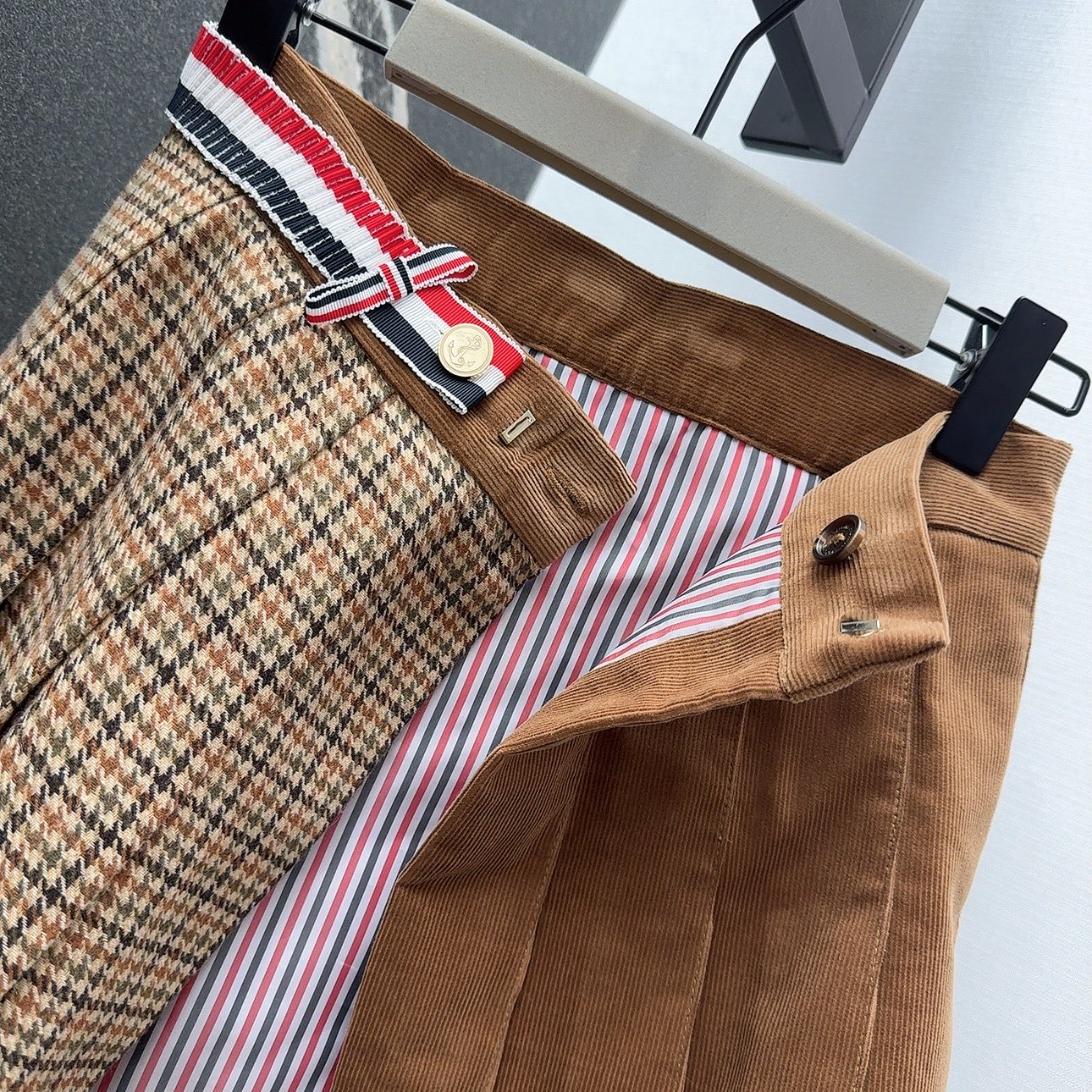 Th 25 Plaid pleated skirt