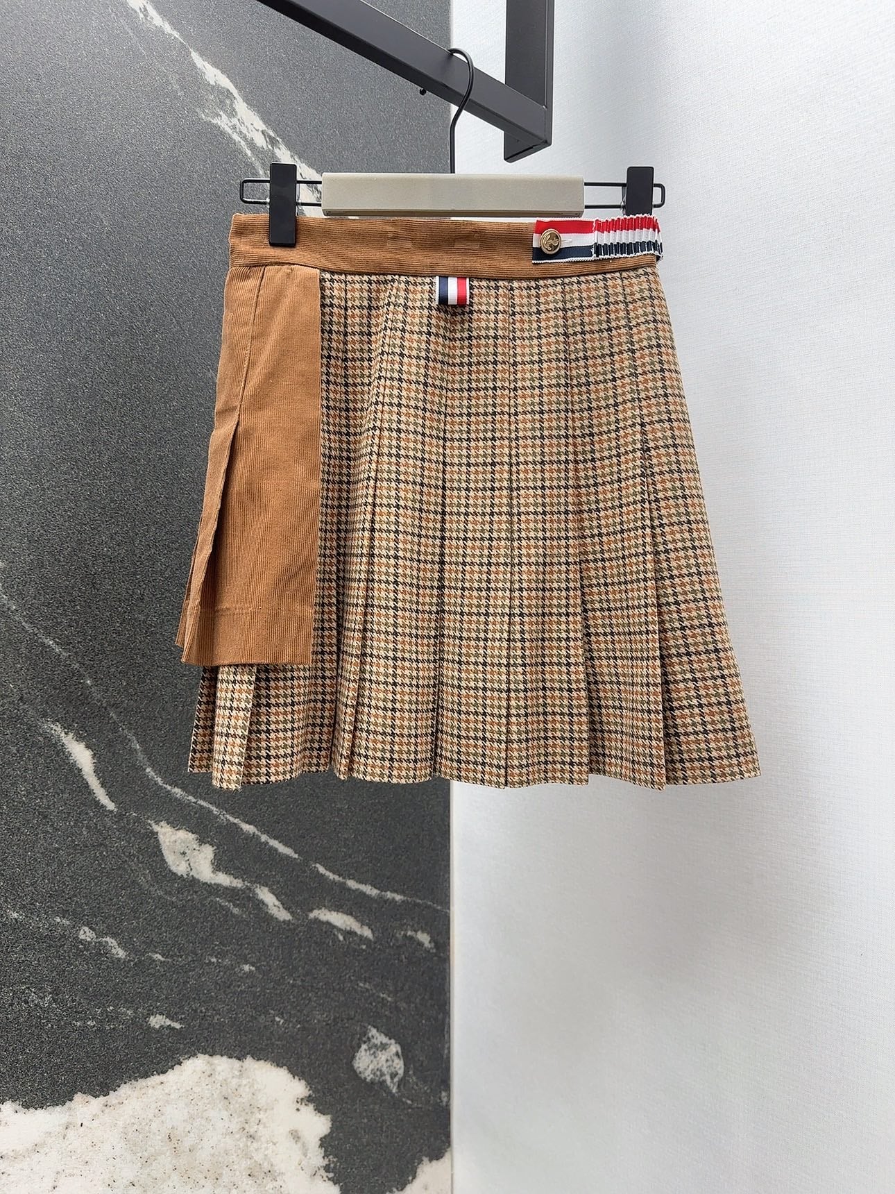 Th 25 Plaid pleated skirt