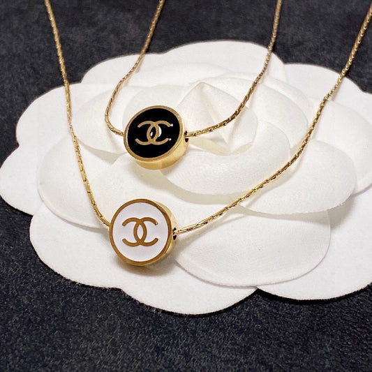 C 25 The latest steel color-retaining black and white necklace.