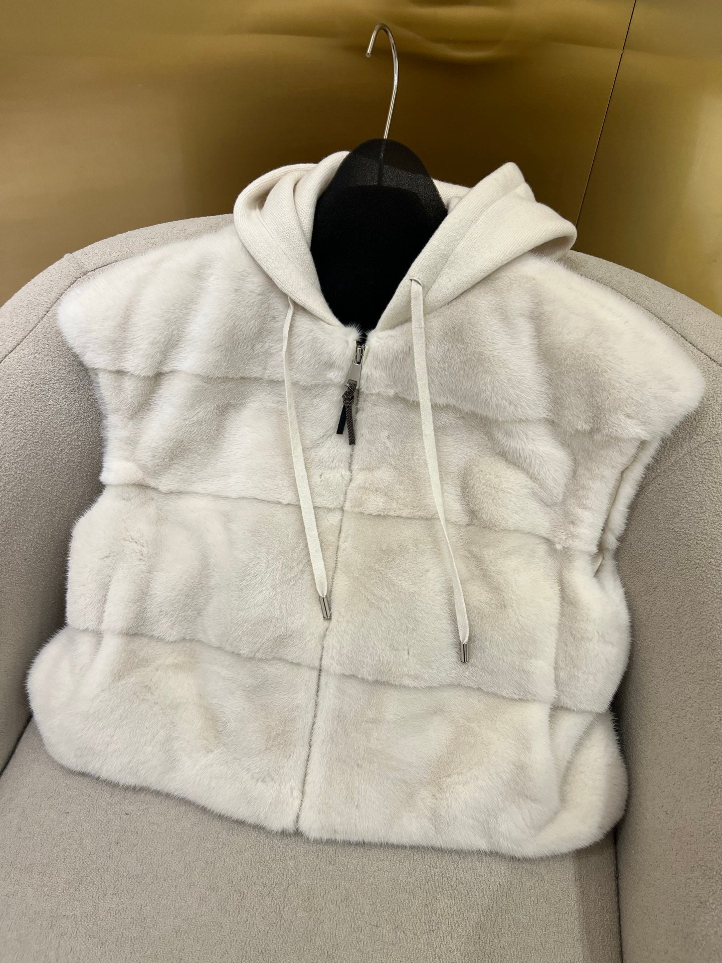 Bru 25 Noble and luxurious Mink Hooded Vest
