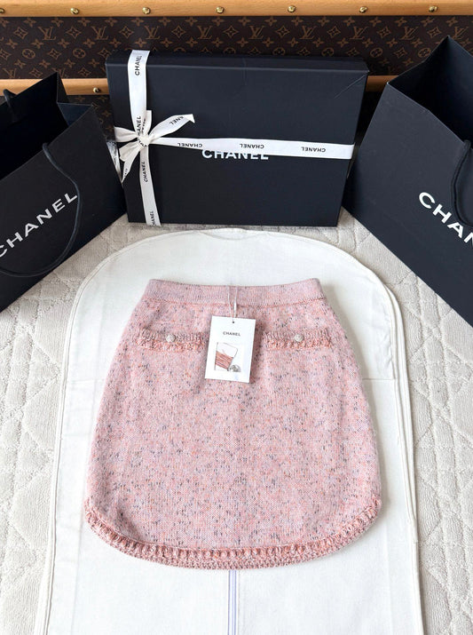 C 25B Pink-dyed cashmere skirt with baby collar