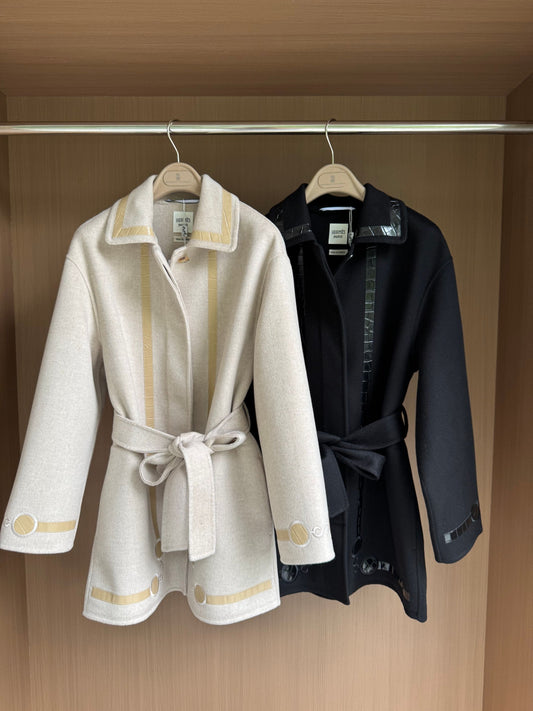 He 25FW Double-sided pure cashmere coat with saddle embroidery and leather design