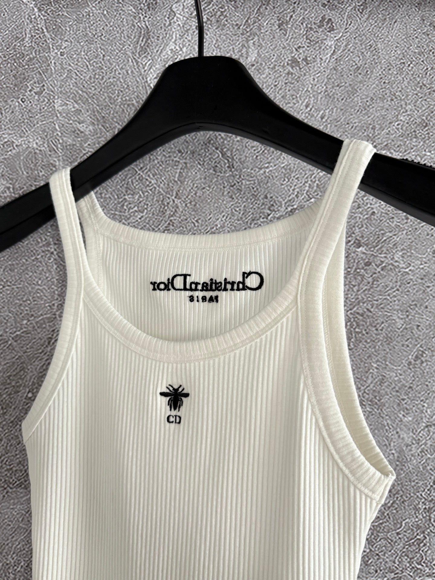 D 25 Little bee beige undershirt