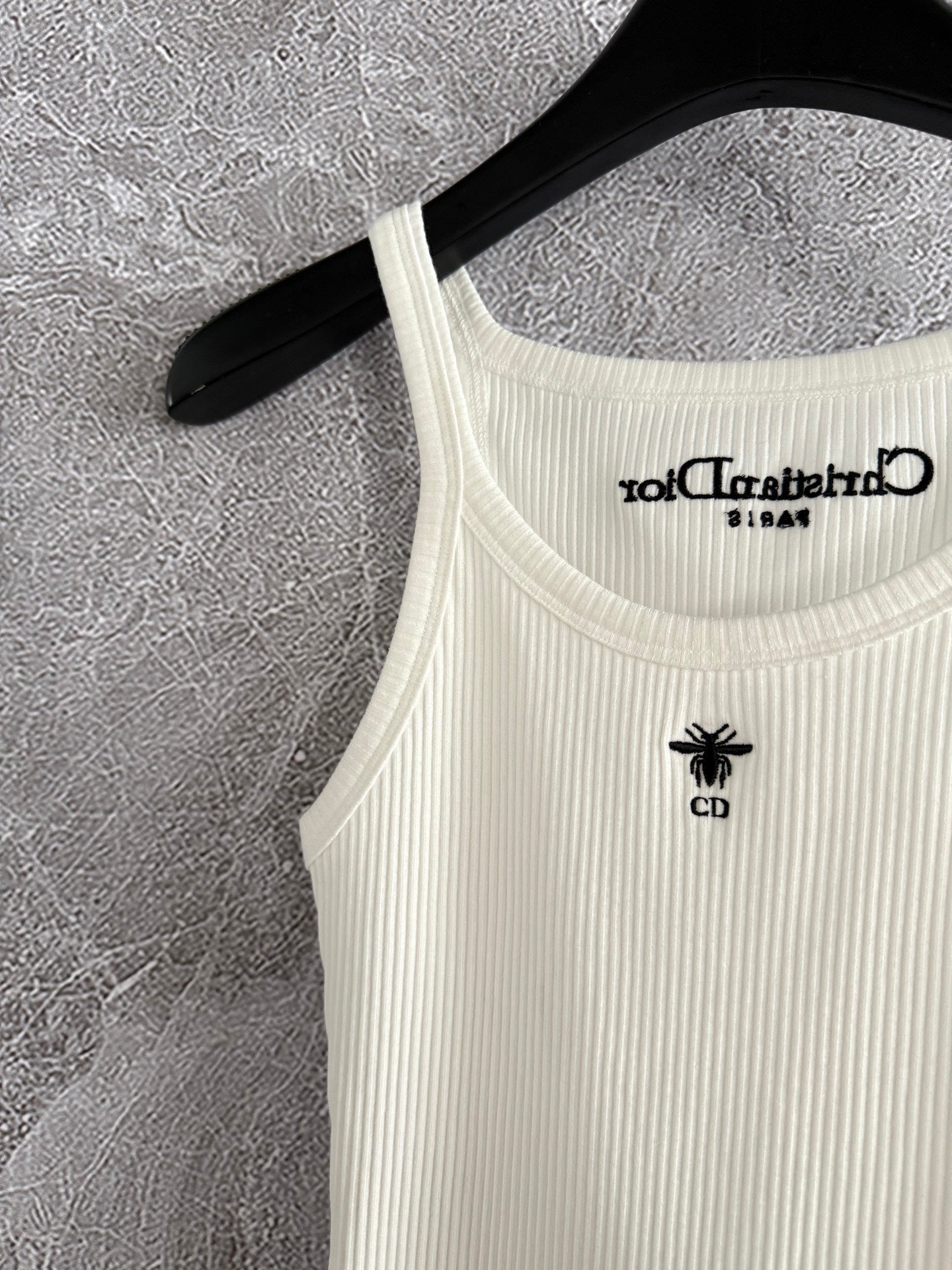 D 25 Little bee beige undershirt