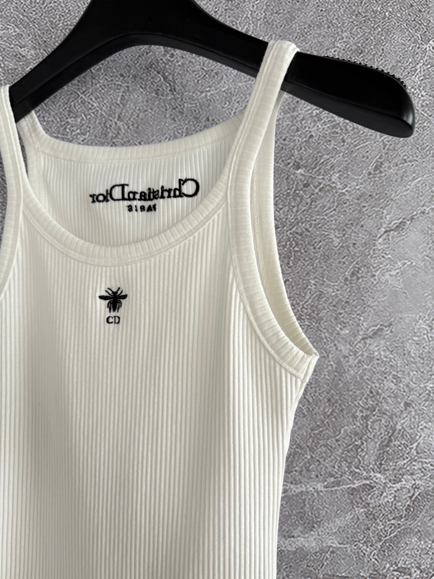 D 25 Little bee beige undershirt