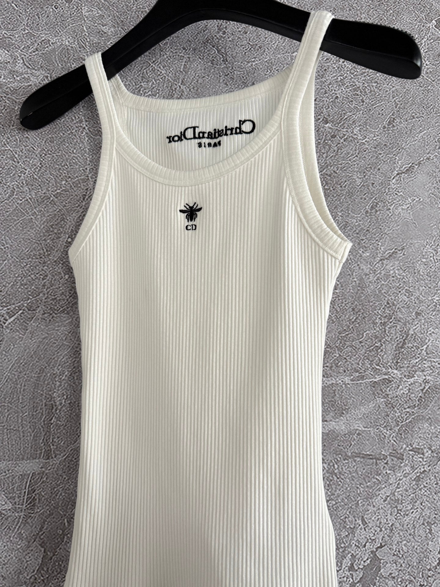 D 25 Little bee beige undershirt