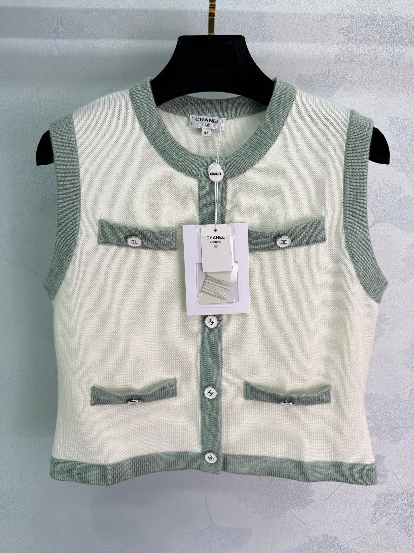 C 25Ärmellose Strickweste mit Farbblockdesign