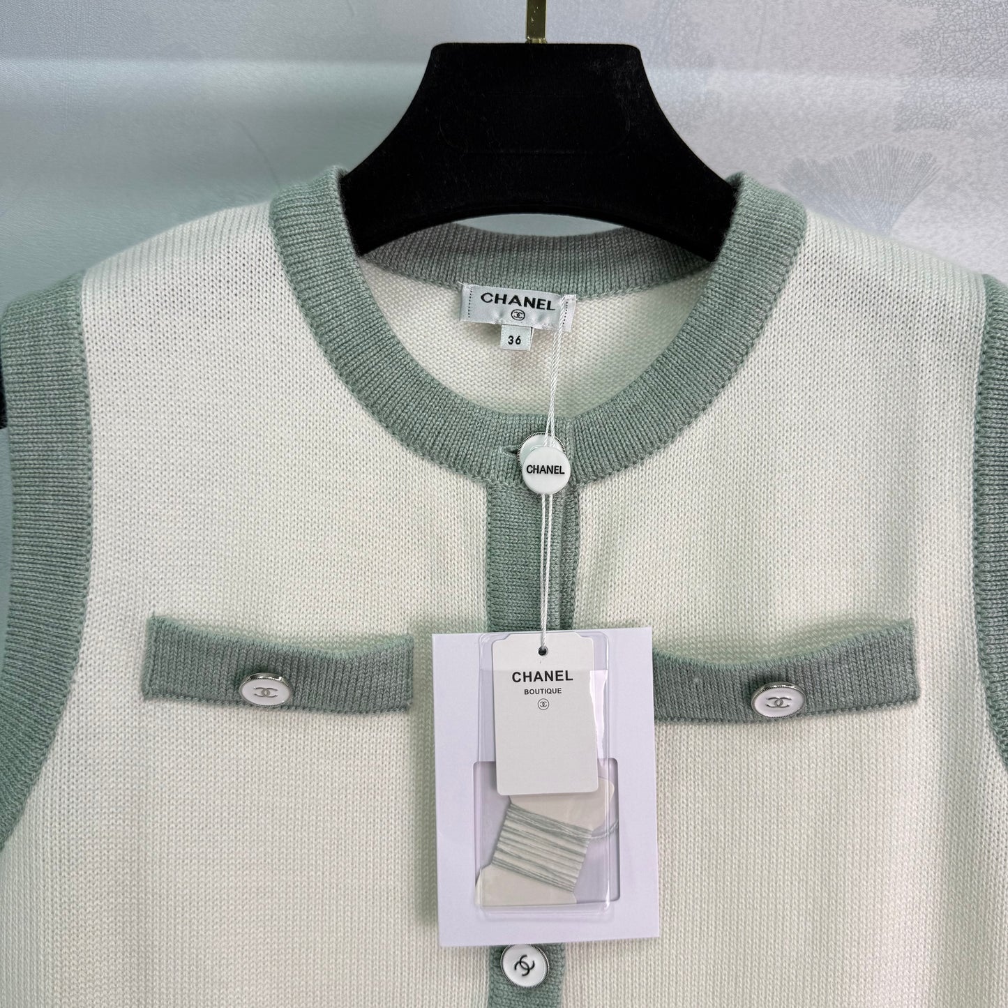 C 25Ärmellose Strickweste mit Farbblockdesign