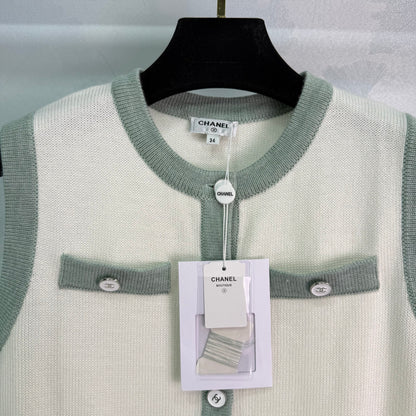 C 25Ärmellose Strickweste mit Farbblockdesign