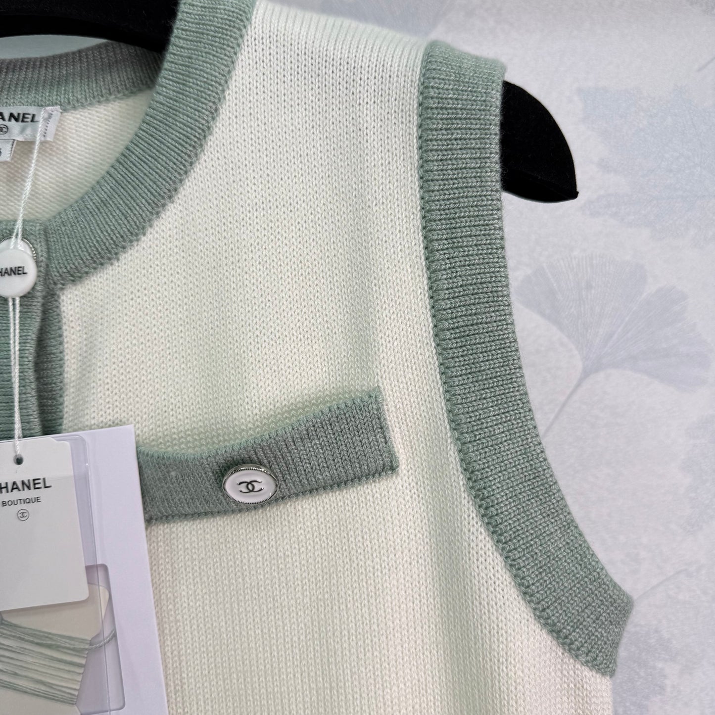 C 25Ärmellose Strickweste mit Farbblockdesign