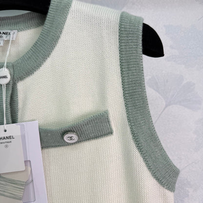 C 25Ärmellose Strickweste mit Farbblockdesign