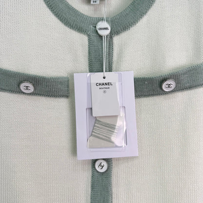 C 25Ärmellose Strickweste mit Farbblockdesign