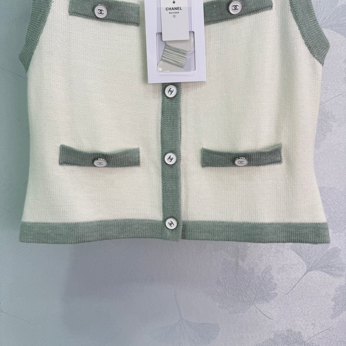C 25Ärmellose Strickweste mit Farbblockdesign