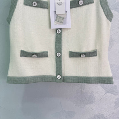 C 25Ärmellose Strickweste mit Farbblockdesign