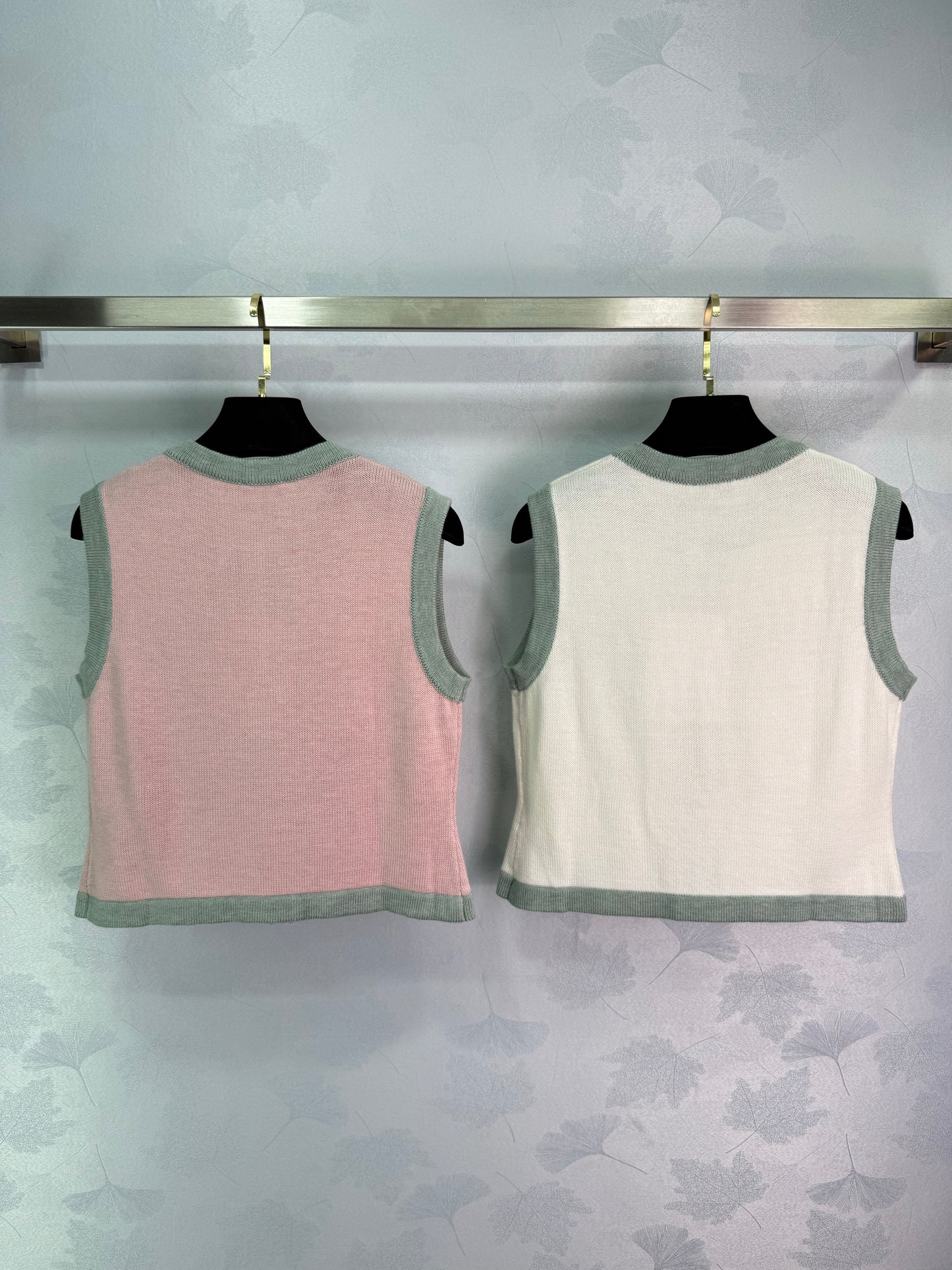 C 25Ärmellose Strickweste mit Farbblockdesign