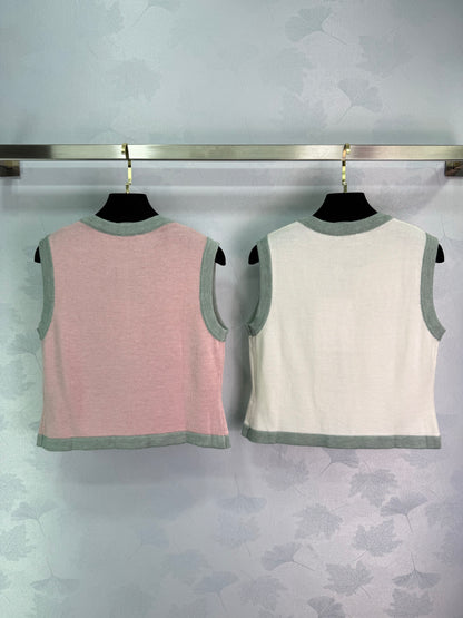C 25Ärmellose Strickweste mit Farbblockdesign