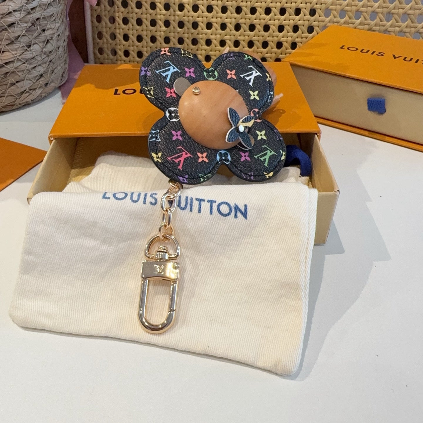L 25 New  Co-branded Sunflower Keychain Bag charm