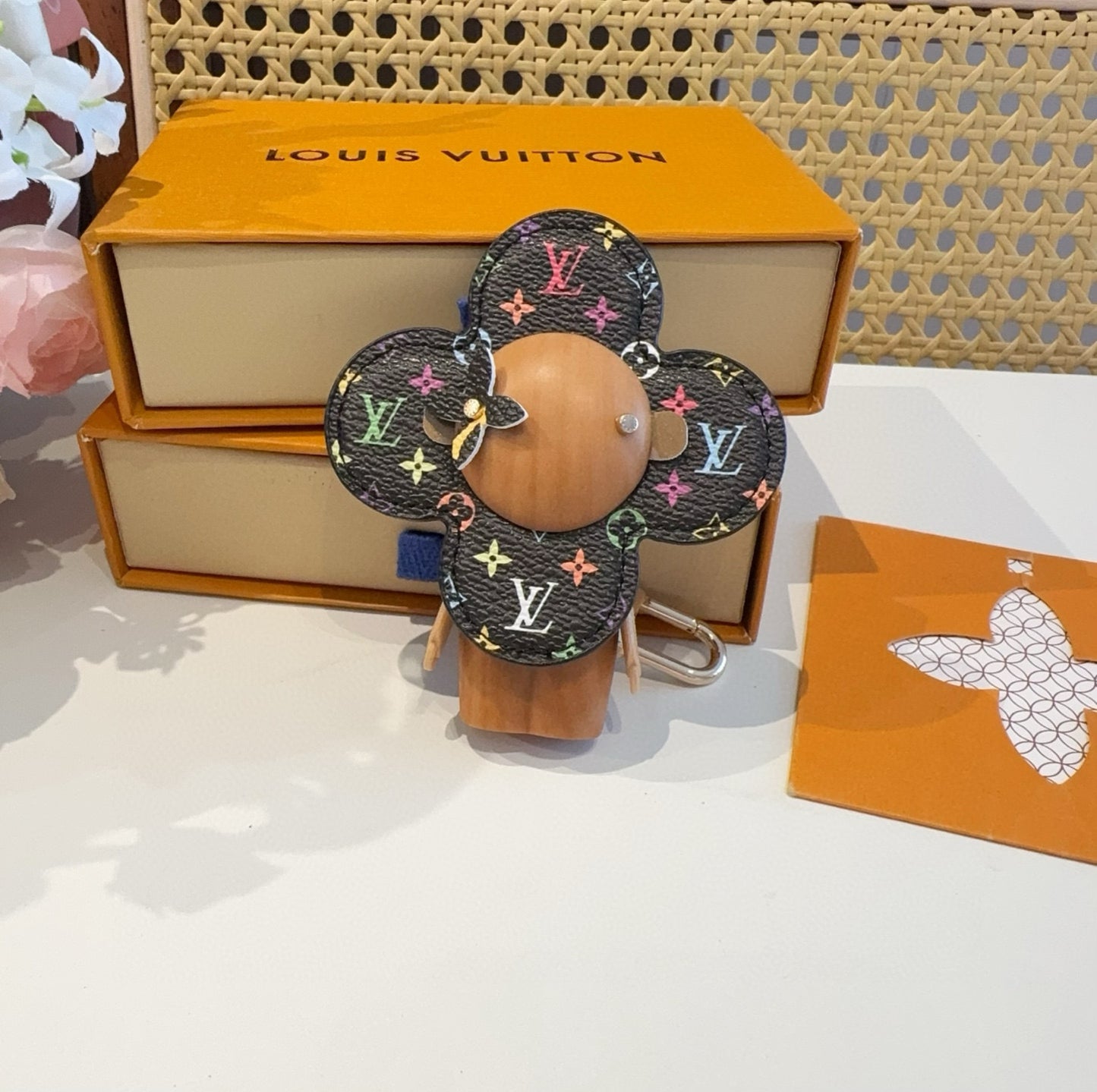 L 25 New  Co-branded Sunflower Keychain Bag charm