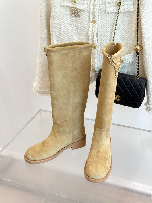 C 25 Chain decorated cowhide boots