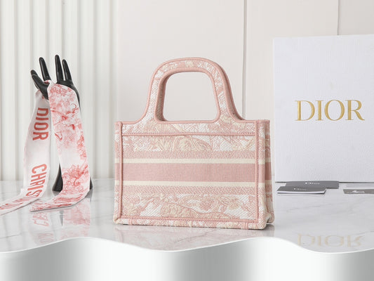 D 25 Book Tote Handbag