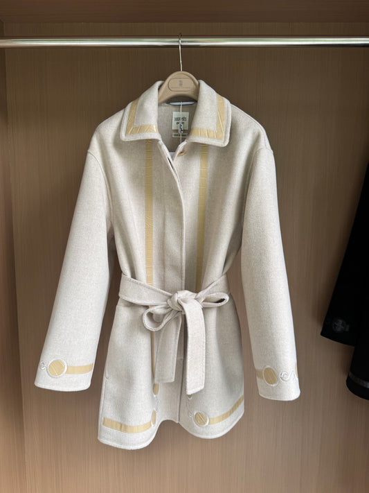 He 25FW Double-sided pure cashmere coat with saddle embroidery and leather design