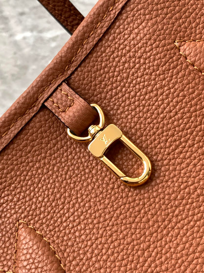 L 25 Cowhide Square Crossbody Bag
