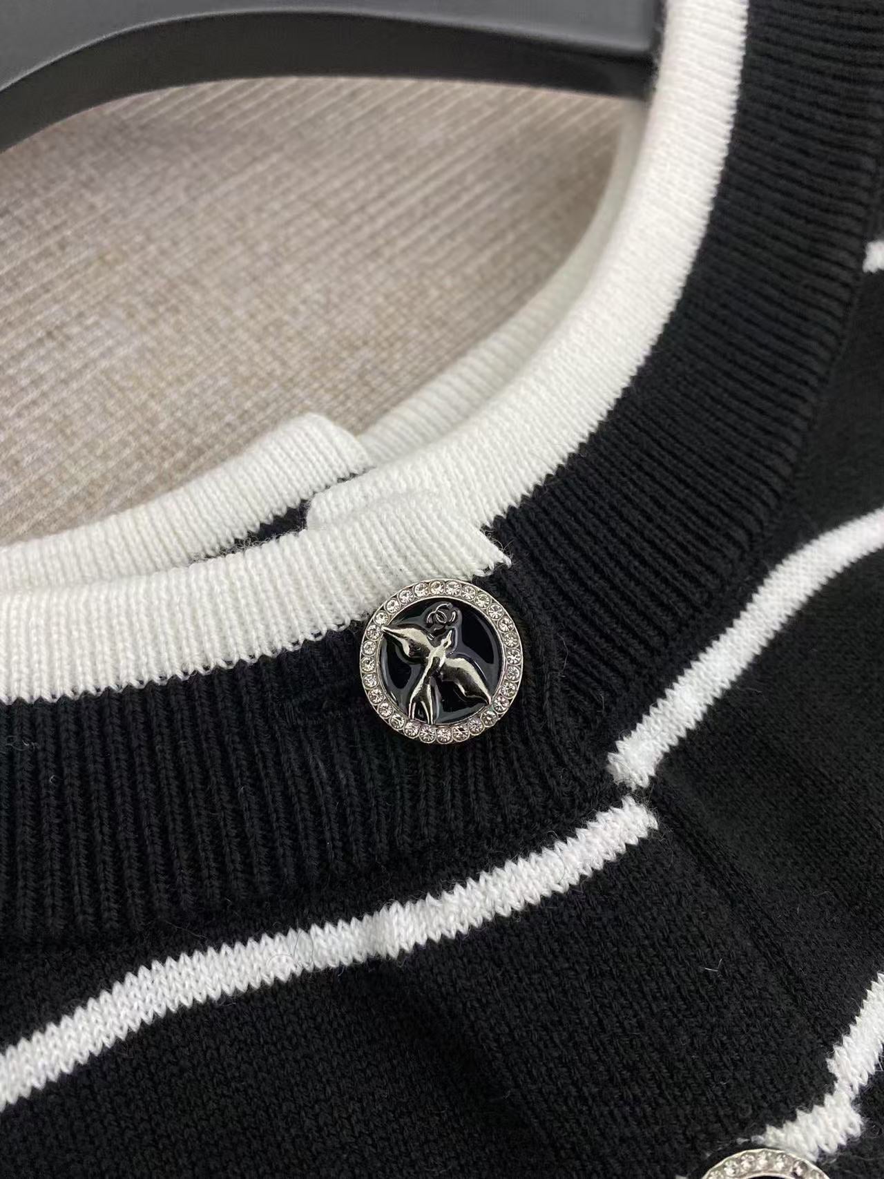 C 25 Striped knitted cardigan