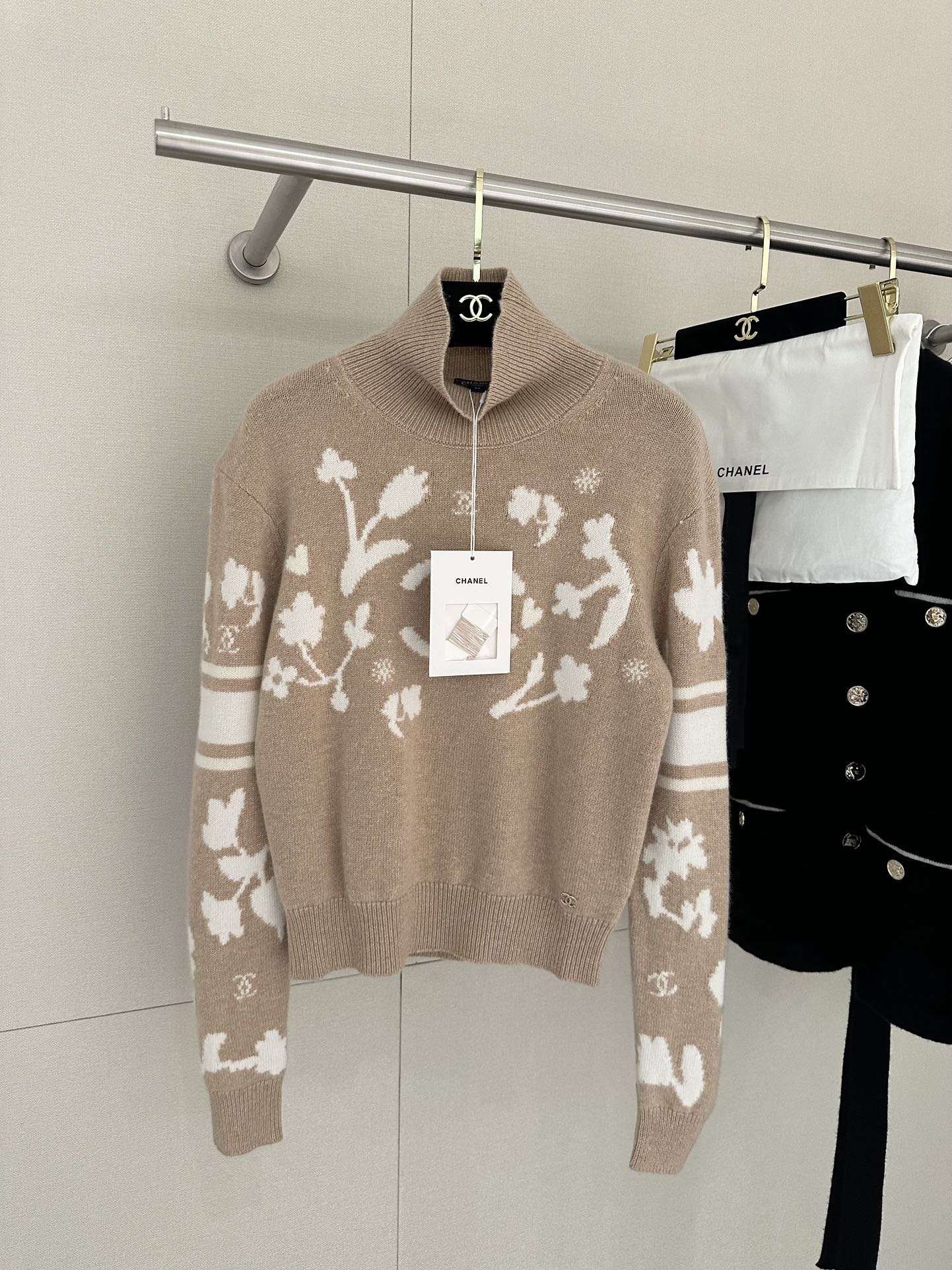 C 24 Ski 🎿 series camel cashmere sweater