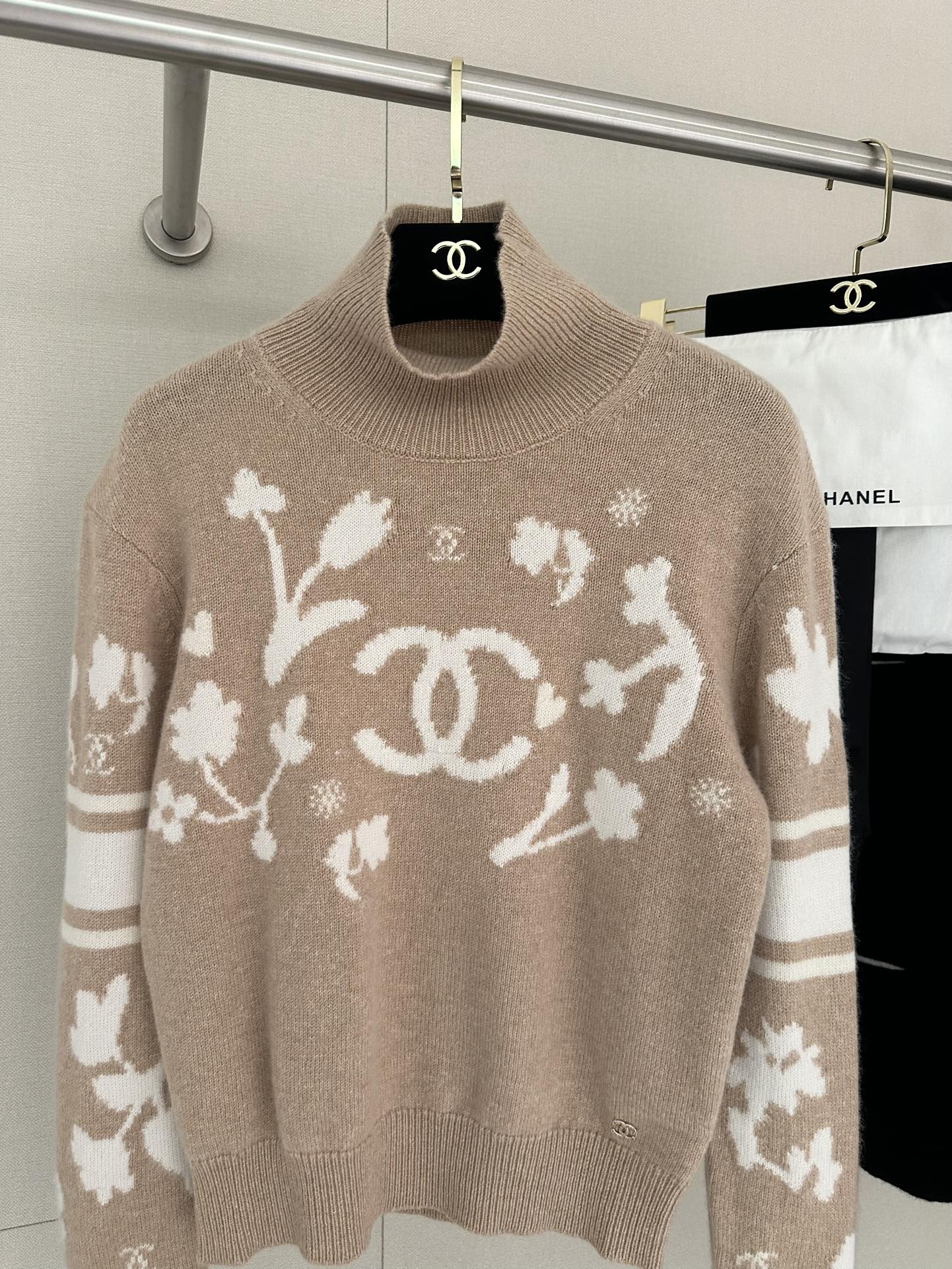 C 24 Ski 🎿 series camel cashmere sweater