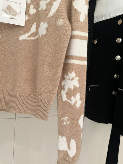 C 24 Ski 🎿 series camel cashmere sweater