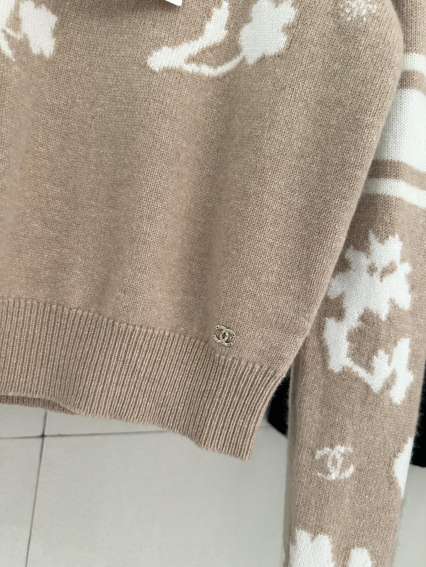 C 24 Ski 🎿 series camel cashmere sweater