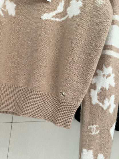 C 24 Ski 🎿 series camel cashmere sweater