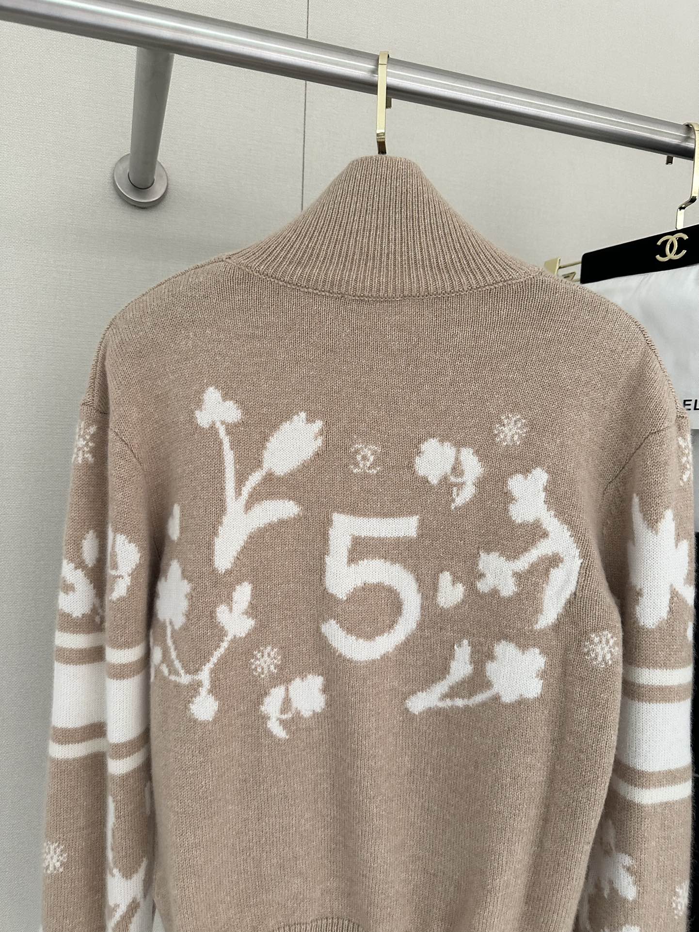 C 24 Ski 🎿 series camel cashmere sweater