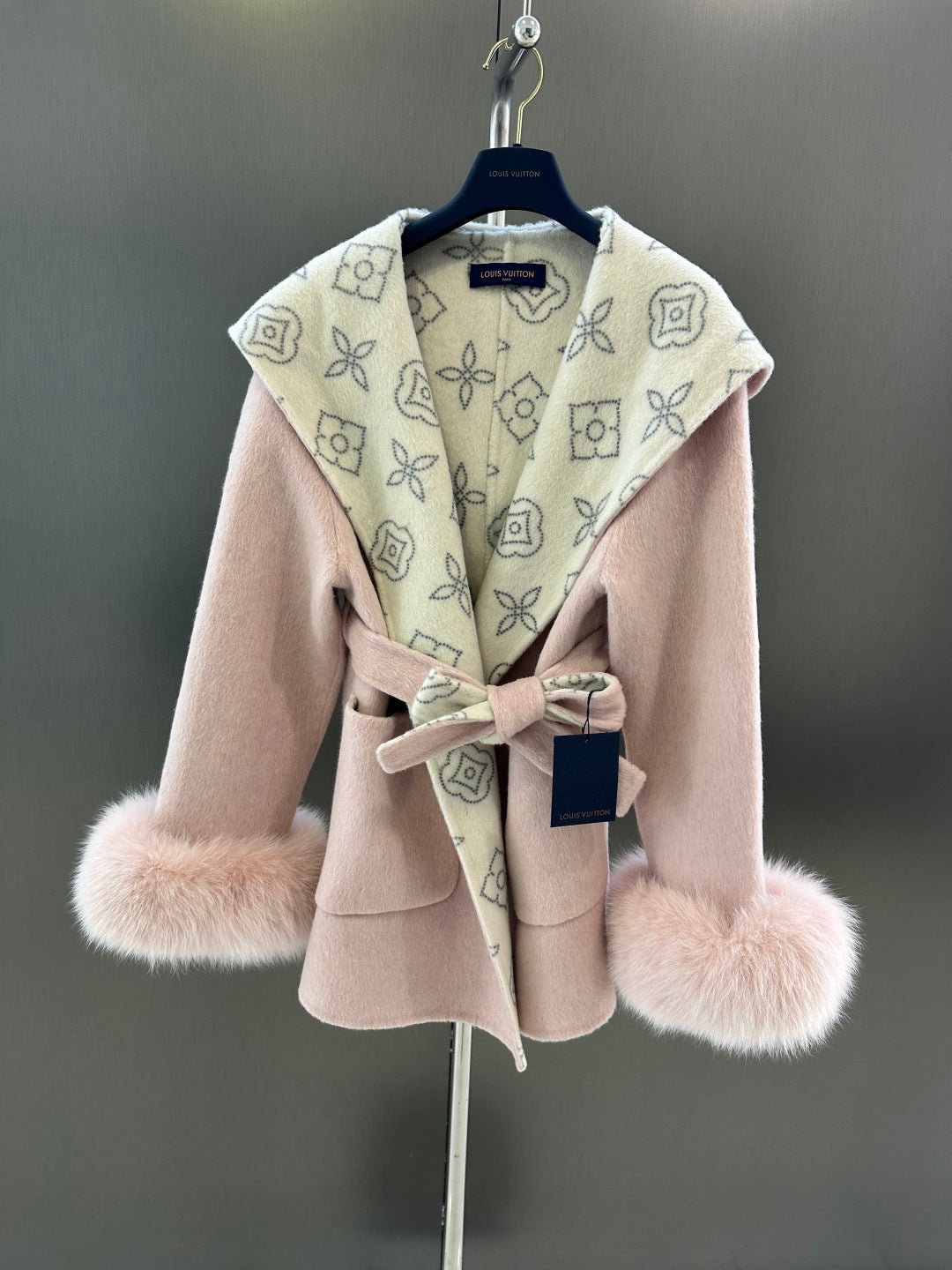 L 25fw Wool blend coat with detachable cuffs made of imported white fox fur