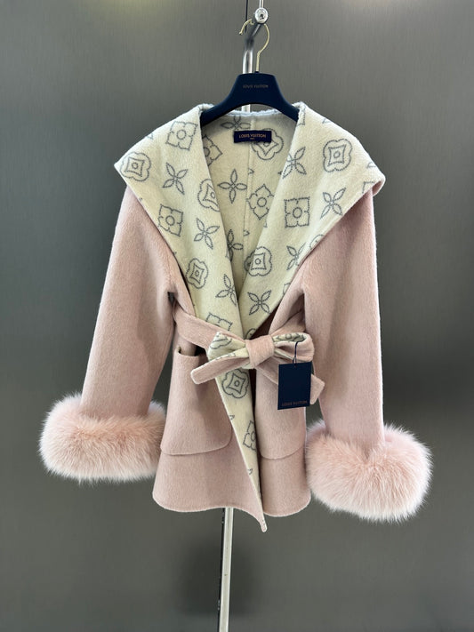 L 25fw Wool blend coat with detachable cuffs made of imported white fox fur