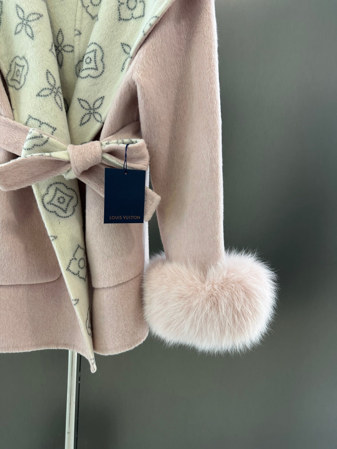 L 25fw Wool blend coat with detachable cuffs made of imported white fox fur