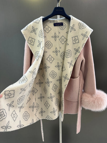L 25fw Wool blend coat with detachable cuffs made of imported white fox fur