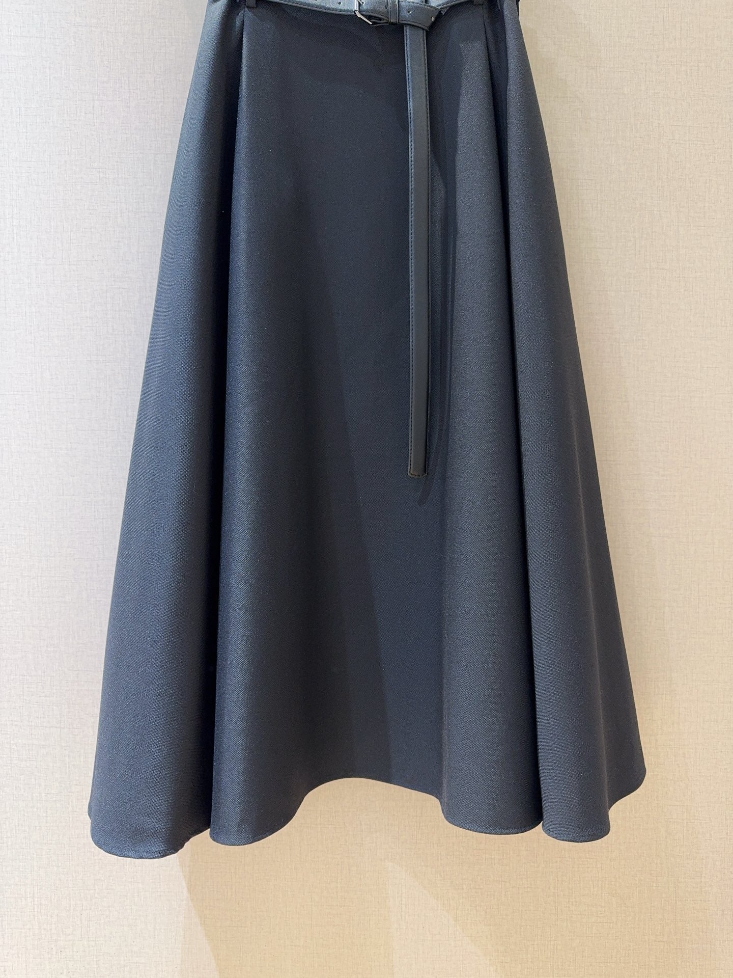 D 25 Mid-length with belt skirt