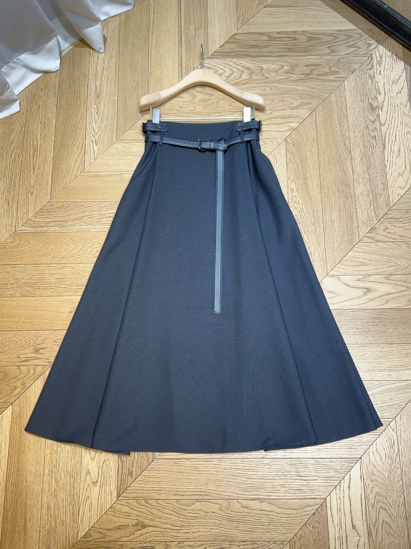 D 25 Mid-length with belt skirt