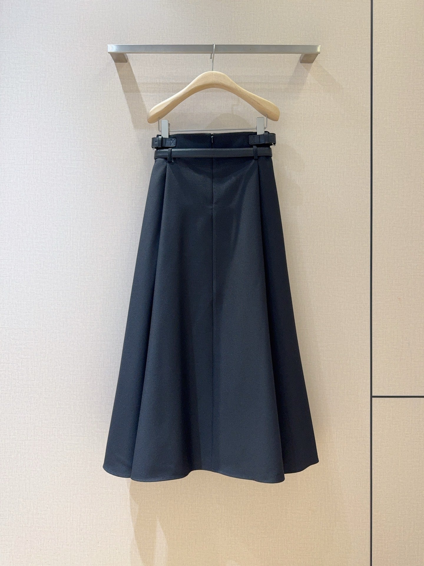 D 25 Mid-length with belt skirt