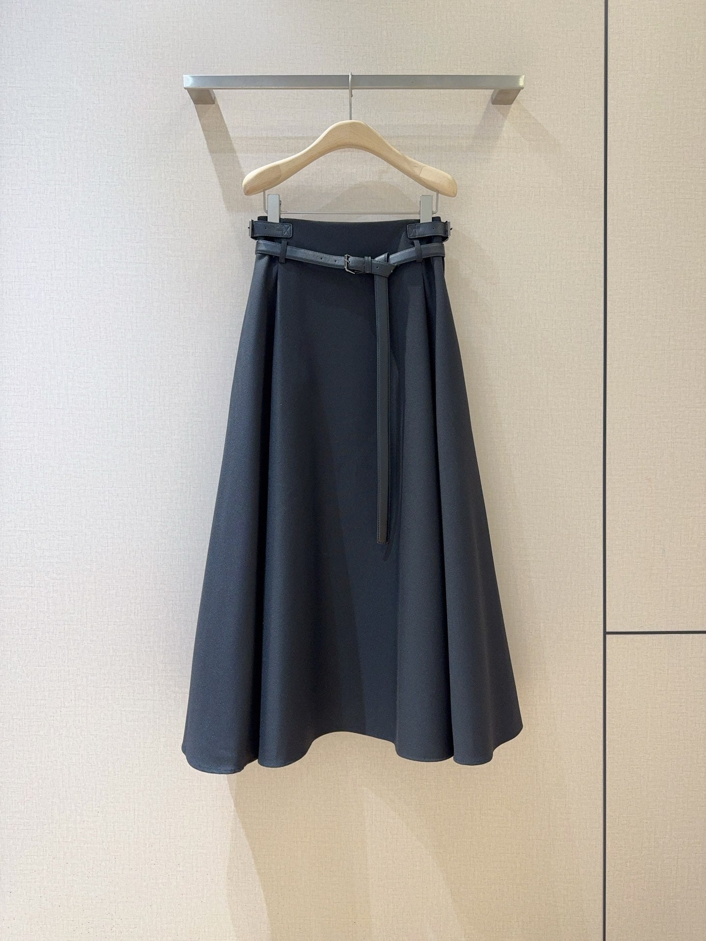 D 25 Mid-length with belt skirt