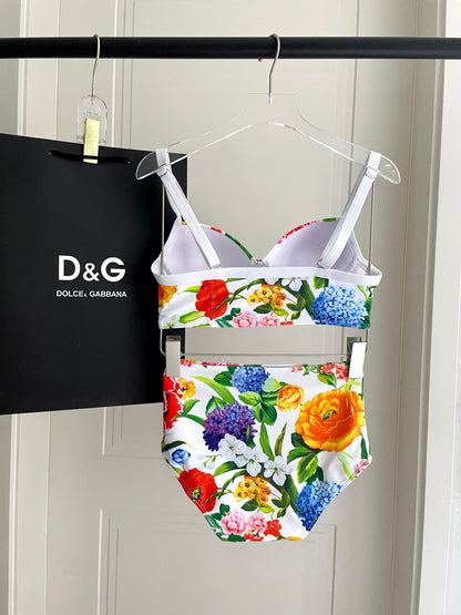 Do 25 Bright Floral Patterned Separate Swimsuit